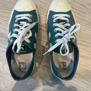 Veja runners in dark green